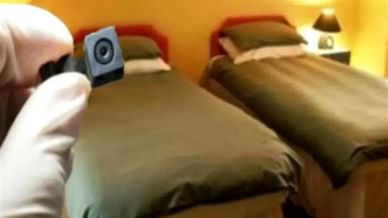 كيف تكتشف كاميرات التجسس المخفية في غرف الفنادق والمحلات؟ خطوات عملية