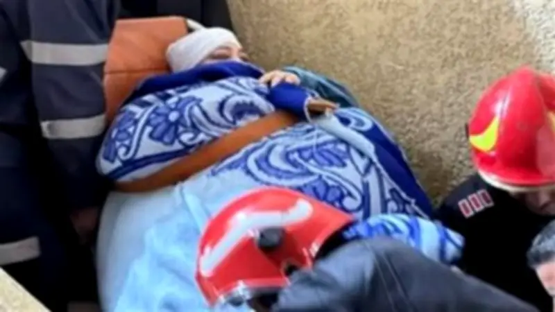 أمن الغربية ينقذ سيدة غير قادرة على الحركة ويُنقلها للمستشفى في استجابة إنسانية سريعة