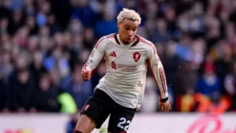 ليفربول ينتزع فوزاً ثميناً من نوتينجهام فورست في الدوري الإنجليزي بفضل هدف متأخر