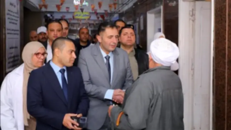 محافظ دمياط يقود جولة مفاجئة لمستشفى الزرقا المركزي لفحص جودة الخدمات الصحية