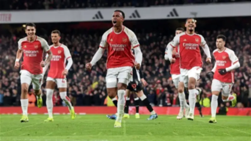 أرسنال يحافظ على الصدارة بعد فوز مثير على توتنهام وليفربول يتألق في الدوري الإنجليزي