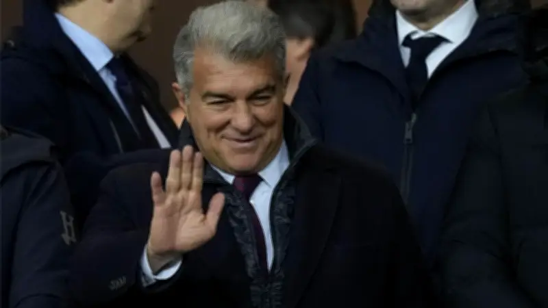 لابورتا يخطف الأضواء بتنظيف مدرجات كامب نو بعد فوز برشلونة بثلاثية على ليفانتي