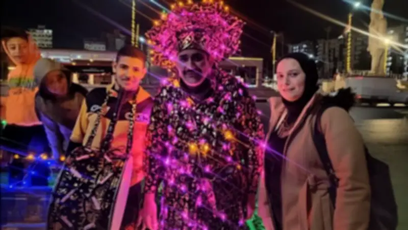 عمي أمين مسحراتي المنصورة يخطف الأنظار بتروسيكل الأنوار في ليالي رمضان