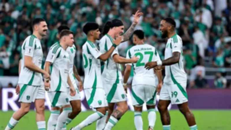 الأهلي السعودي يستهدف الصدارة في مواجهة صعبة أمام ضمك بالدوري