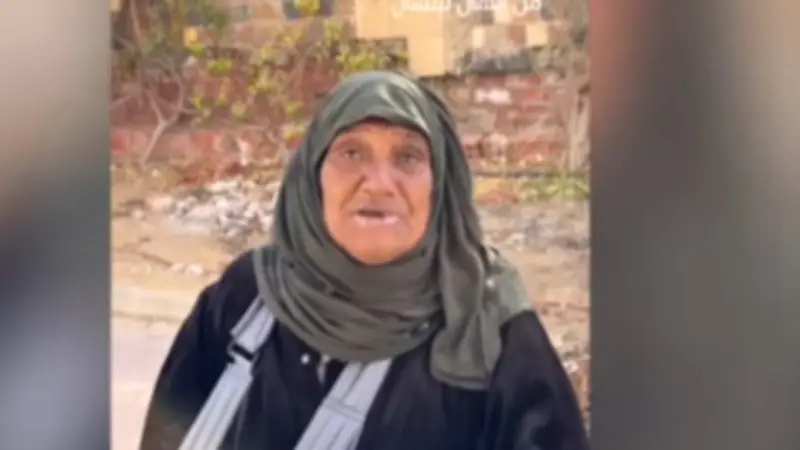 سيدة مسنة تبيع المناديل تتحدى المرض والديون وتجد الأمل في مبادرة حياة كريمة