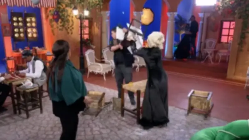 انفعال أيتن عامر في مقلب ألف ليلة وليلة: ضربت الطاولة في وجه المخرج بعد استفزازها