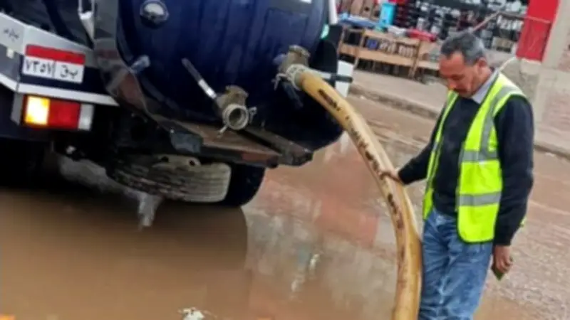 الجيزة تتصدى لمياه الأمطار: انتشار معدات شفط المياه لاستعادة السيولة المرورية