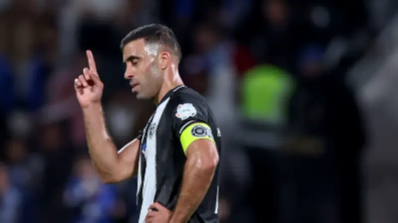 خلاف حاد بين حمد الله وزكري في مباراة الشباب والرياض يثير الجدل