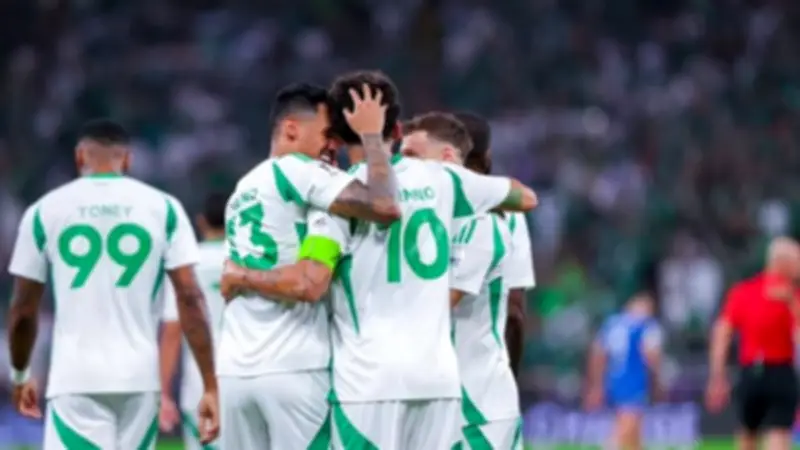 أهلي جدة يتصدر الدوري السعودي مؤقتاً بعد فوزه على ضمك بهدف نظيف