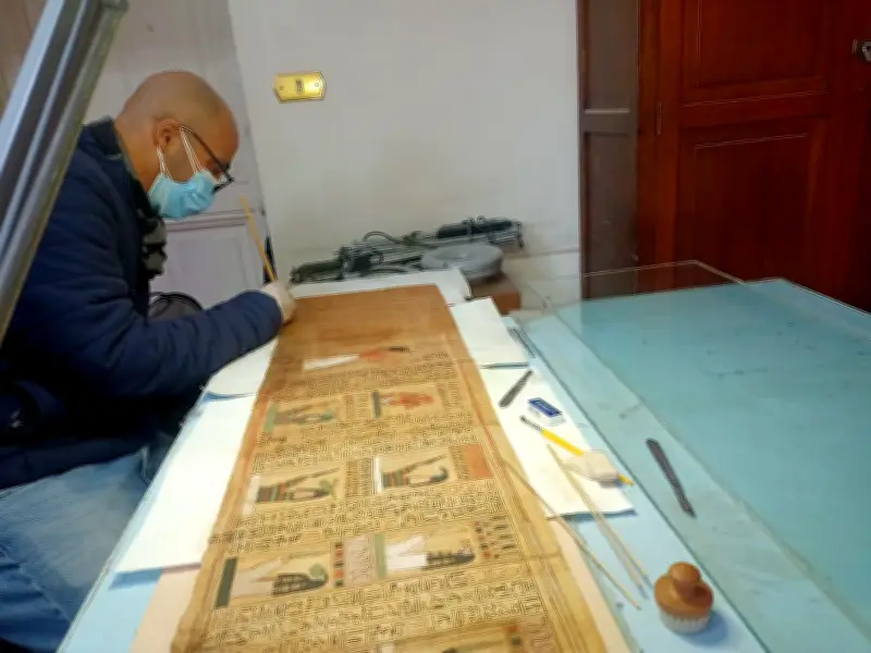 المتحف المصري بالتحرير ينهي أعمال ترميم بردية الكاتب أوسر حات مس