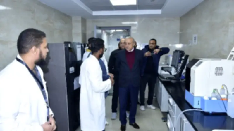 محافظ الأقصر يتفقد مستشفى الكرنك الدولي ليلاً ويشيد بحصول المعمل على شهادة الأيزو