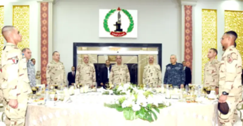وزير الدفاع يشارك مقاتلي القوات المسلحة في قيادة الجيش الثاني الميداني تناول الإفطار