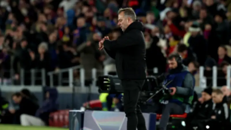 فليك يغير قواعده في برشلونة: غرامات مالية بدلاً من إجلاس المتأخرين على الدكة