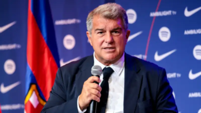 لابورتا يقود ثورًا ميكانيكيًا في السوق.. ويغني نشيد برشلونة مع العمال