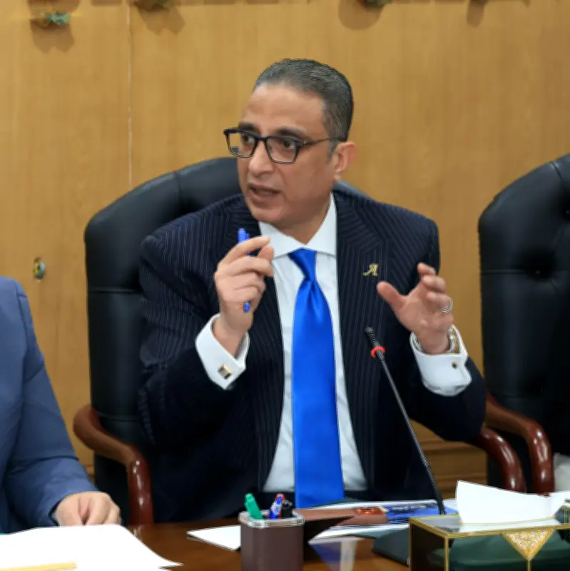 محافظ الجيزة: لا تهاون مع المقصرين وتطبيق مبدأ الثواب والعقاب لتعزيز الانضباط