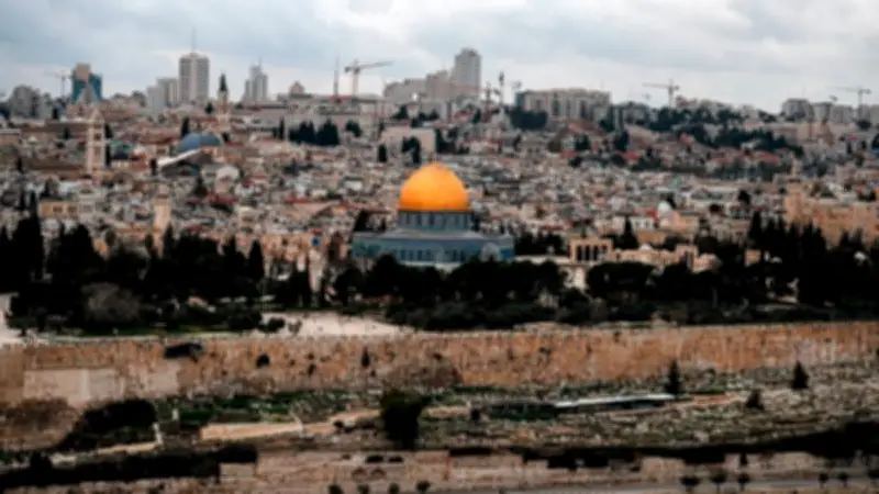 اشتباكات عنيفة في القدس المحتلة بين الشرطة والمتظاهرين رفضاً للتجنيد