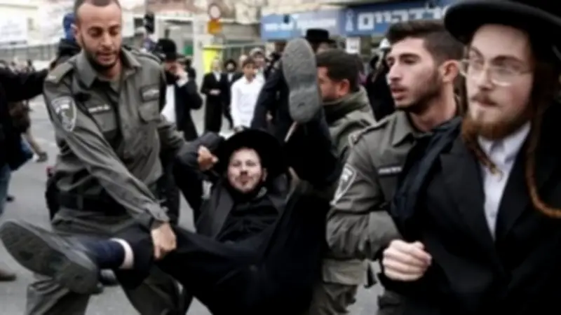 اشتباكات عنيفة بين شرطة الاحتلال ومتظاهرين حريديم في القدس رفضاً للتجنيد الإجباري