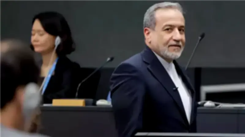 وصول وزير الخارجية الإيراني إلى جنيف للمحادثات مع أمريكا وسط تصاعد التوترات