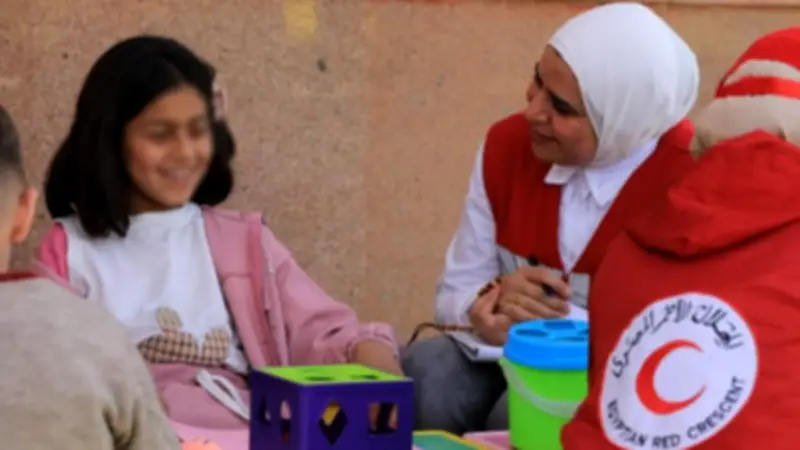 طفلة فلسطينية تجد الأمان في مصر: متطوعو الهلال الأحمر يعيدون الابتسامة إلى وجهها