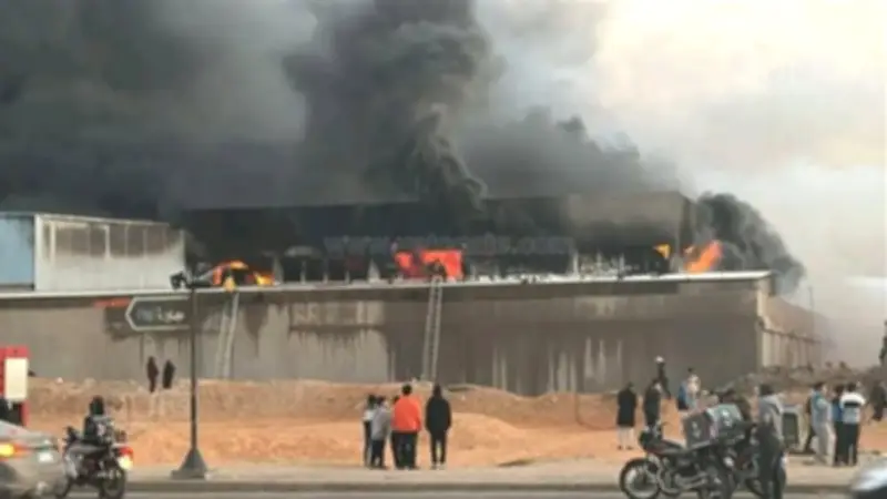 الحماية المدنية تنجح في السيطرة على حريق مصنع بالعاشر من رمضان وتمنع امتداده