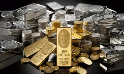 الذهب يتماسك قرب 5000 دولار والفضة تقفز 1% رغم قوة الدولار