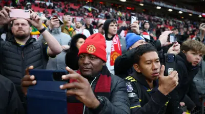 قصة المشجع المجنون: الملايين ينتظرون فوز مانشستر يونايتد من أجل لحظة تاريخية