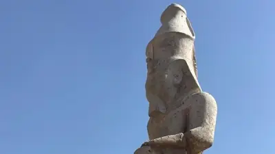 انتهاء أعمال ترميم وإقامة تمثال الملك رمسيس الثاني في الأشمونين بالمنيا