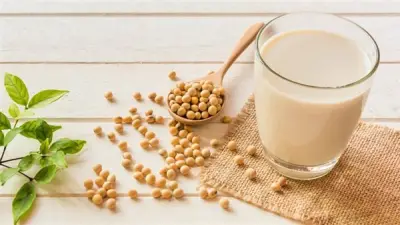 فوائد حليب الصويا للنساء: تنظيم الهرمونات ودعم صحة العظام والبشرة