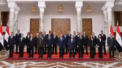 توزيع كتيب توثيقي على الوزراء في أول اجتماع للحكومة بعد التعديل الوزاري الجديد