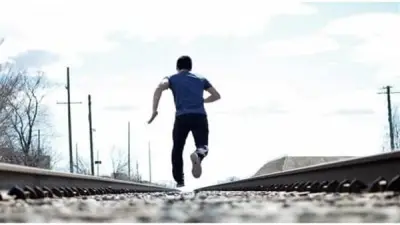 تفسير حلم الهروب في المنام: دلالاته النفسية والرموز الخفية للتخلص من الهموم