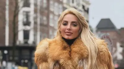 مي حلمي تثير الإعجاب بإطلالة أنيقة خلال جولتها في قنوات أمستردام التاريخية