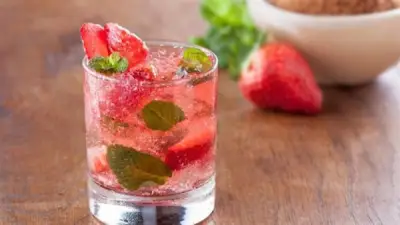 طريقة عمل موهيتو الفراولة واليوسفي: مشروب منعش للعزومات والرمضان