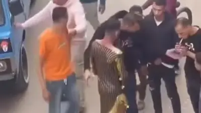 ضبط متهمي التعدي على شاب وإجباره على ارتداء بدلة رقص في بنها بالقليوبية