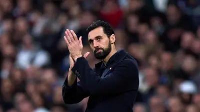 أربيلوا يسخر من فليك بعد خسارة برشلونة المذلة أمام أتلتيكو مدريد