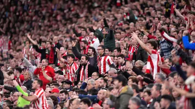 احتفاء جماهيري مؤثر في قرية إسبانية بعودة مدافع أثلتيك بيلباو بعد مشاركته في كأس الملك