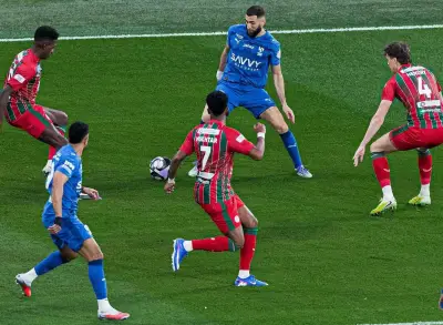 ثنائية كنو والدوسري تقود الهلال للفوز على الاتفاق وتعزيز الصدارة السعودية