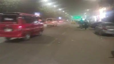 عاصفة ترابية كثيفة تغطي سماء الإسكندرية وسط تحذيرات من هيئة الأرصاد الجوية