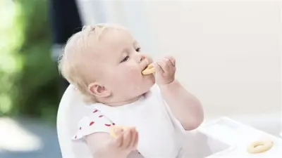 تحذير طبي: البسكويت الجاهز خطر على الأطفال دون عامهم الأول