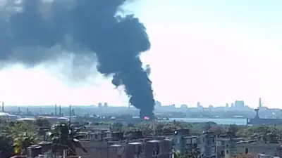 حريق ضخم يلتهم مصفاة نفط نيكو لوبيز في خليج هافانا الكوبية