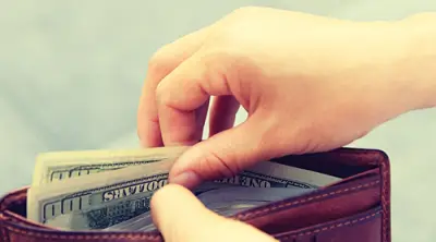 دار الإفتاء توضح حكم أداء فدية الإفطار عن الأم الفقيرة المريضة وإعطائها لها