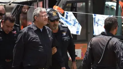 بن غفير يشرف شخصياً على عمليات تنكيل بالأسرى الفلسطينيين في سجن عوفر