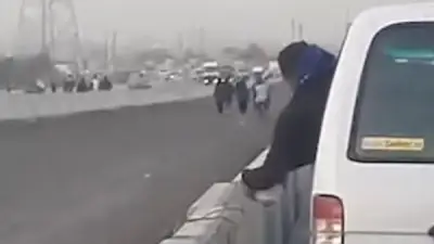 ضبط سائق وعاطل في بنها لسرقتهما كشاف إنارة من حاجز طريق وتسجيل الجريمة بالفيديو