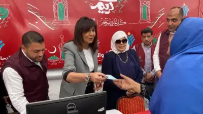 السفيرة نبيلة مكرم تشارك في تعبئة وتوزيع شنط رمضان بمؤسسة أبو العينين