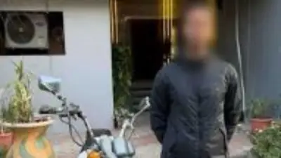 ضبط قائد دراجة نارية بعد تعديه على سيدة وإتلاف سيارتها في خلاف مروري بالقاهرة