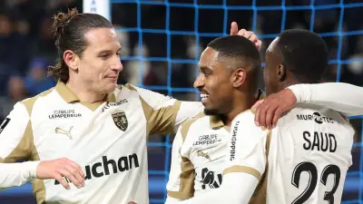 نجم السعودية سعود عبدالحميد يقود لانس للصدارة بعد انتصار تاريخي على باريس