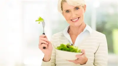 نظام غذائي مثالي للمرأة بعد الخمسين: سر النشاط والحيوية والوقاية من الأمراض