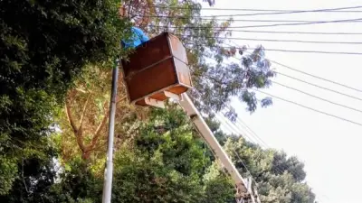 رئيس مدينة الطود بالأقصر يشرف على تركيب كشافات الإنارة استجابة لشكاوى المواطنين