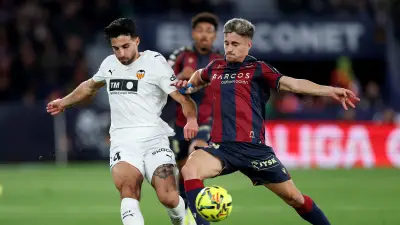 ديربي فالنسيا يتحول إلى بركان.. كوميرت يشعل المدرجات باحتفال استفزازي