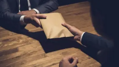 كيف تعاملت الدولة مع جرائم الرشوة وشروط الإعفاء من العقوبة.. القانون يجيب