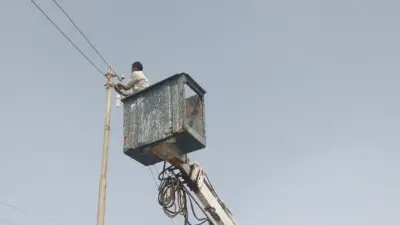 رئيس مدينة السنطة يشرف على حملة صيانة أعمدة الإنارة وتطوير الإضاءة في القرى